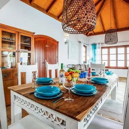 Sleeps 6 Pool Air Con Wifi *