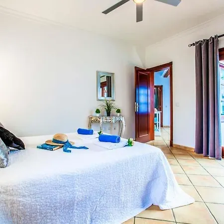 Sleeps 6 Pool Air Con Wifi