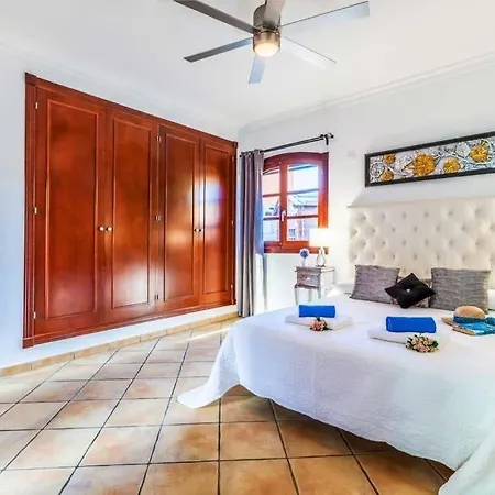 Sleeps 6 Pool Air Con Wifi 别墅 *